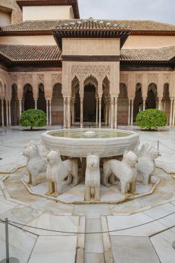 Granada, İspanya - 21 Ekim 2025: Aslanlar Mahkemesi (Patio de los Leones) Alhambra Nasrid Saraylarında Çeşme