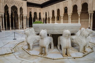 Granada, İspanya - 21 Ekim 2025: Aslanlar Mahkemesi (Patio de los Leones) Alhambra Nasrid Saraylarında Çeşme