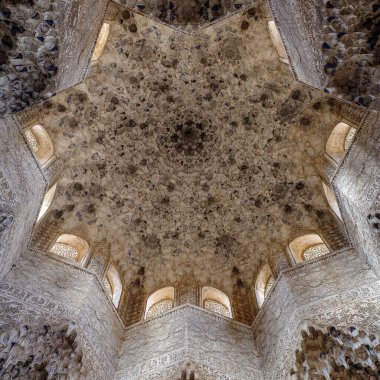 Granada, İspanya - 21 Ekim 2025: Alhambra, Granada Nasrid Sarayı 'ndaki İki Kız Kardeş Salonunun Tavanı