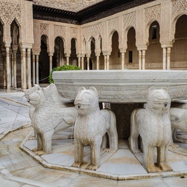 Granada, İspanya - 21 Ekim 2025: Aslanlar Mahkemesi (Patio de los Leones) Alhambra Nasrid Saraylarında Çeşme