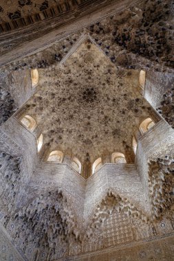 Granada, İspanya - 21 Ekim 2025: Alhambra, Granada Nasrid Sarayı 'ndaki İki Kız Kardeş Salonunun Tavanı