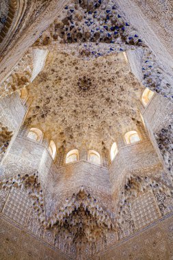 Granada, İspanya - 21 Ekim 2025: Alhambra, Granada Nasrid Sarayı 'ndaki İki Kız Kardeş Salonunun Tavanı