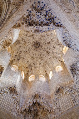 Granada, İspanya - 21 Ekim 2025: Alhambra, Granada Nasrid Sarayı 'ndaki İki Kız Kardeş Salonunun Tavanı