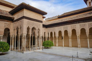 Granada, İspanya - 21 Ekim 2025: Palacio de los Leones 'deki İslami mimari, Nasrid Sarayı, Alhambra, UNESCO Dünya Mirası Bölgesi