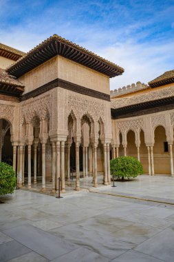 Granada, İspanya - 21 Ekim 2025: Palacio de los Leones 'deki İslami mimari, Nasrid Sarayı, Alhambra, UNESCO Dünya Mirası Bölgesi