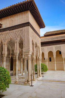 Granada, İspanya - 21 Ekim 2025: Palacio de los Leones 'deki İslami mimari, Nasrid Sarayı, Alhambra, UNESCO Dünya Mirası Bölgesi