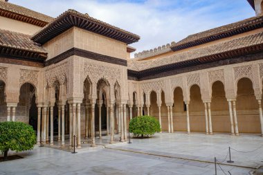 Granada, İspanya - 21 Ekim 2025: Palacio de los Leones 'deki İslami mimari, Nasrid Sarayı, Alhambra, UNESCO Dünya Mirası Bölgesi