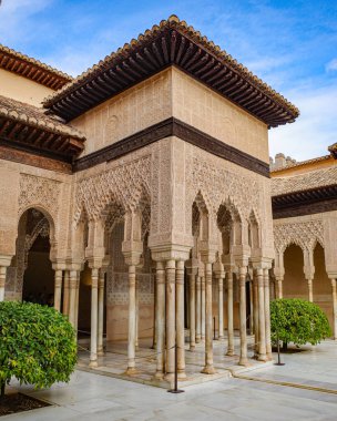 Granada, İspanya - 21 Ekim 2025: Palacio de los Leones 'deki İslami mimari, Nasrid Sarayı, Alhambra, UNESCO Dünya Mirası Bölgesi