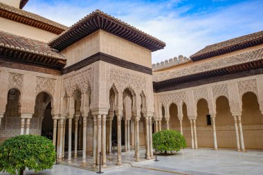 Granada, İspanya - 21 Ekim 2025: Palacio de los Leones 'deki İslami mimari, Nasrid Sarayı, Alhambra, UNESCO Dünya Mirası Bölgesi