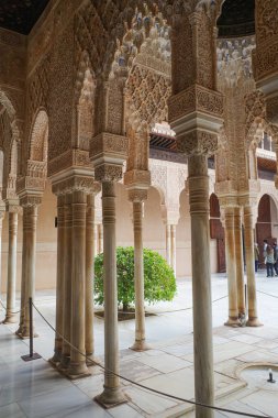 Granada, İspanya - 21 Ekim 2025: Palacio de los Leones 'deki İslami mimari, Nasrid Sarayı, Alhambra, UNESCO Dünya Mirası Bölgesi