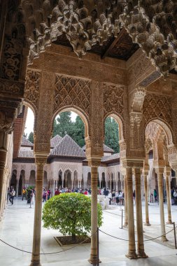Granada, İspanya - 21 Ekim 2025: Palacio de los Leones 'deki İslami mimari, Nasrid Sarayı, Alhambra, UNESCO Dünya Mirası Bölgesi