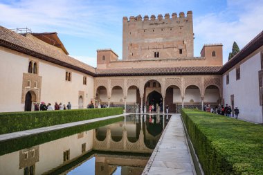 Granada, İspanya - 21 Ekim 2025: Nasrid Sarayı Myrtles Mahkemesi, Alhambra