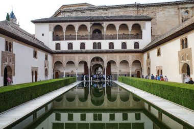 Granada, İspanya - 21 Ekim 2025: Nasrid Sarayı Myrtles Mahkemesi, Alhambra