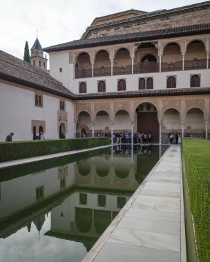 Granada, İspanya - 21 Ekim 2025: Nasrid Sarayı Myrtles Mahkemesi, Alhambra