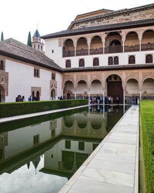 Granada, İspanya - 21 Ekim 2025: Nasrid Sarayı Myrtles Mahkemesi, Alhambra