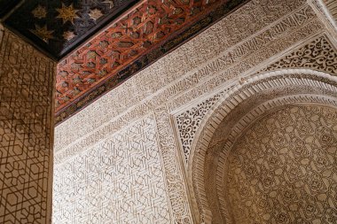 Granada, İspanya - 21 Ekim 2025: Nasrid Sarayı 'ndaki İslami mimari ayrıntılar, Alhambra