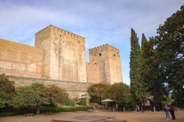 Granada, İspanya - 21 Ekim 2025: Torre del Homenaje (Kale Kalesi) ile Alcazaba Kalesi