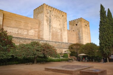 Granada, İspanya - 21 Ekim 2025: Torre del Homenaje (Kale Kalesi) ile Alcazaba Kalesi