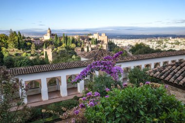 Granada, İspanya - 21 Ekim 2025: The Palacio de Generalife, La Alhambra, Granada 'dan Alcazaba' ya bakın