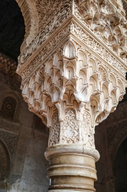 Granada, İspanya - 21 Ekim 2025: Nasrid Sarayı 'ndaki İslami mimari ayrıntılar, Alhambra
