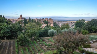 Granada, İspanya - 21 Ekim 2025: The Palacio de Generalife, La Alhambra, Granada 'dan Alcazaba' ya bakın