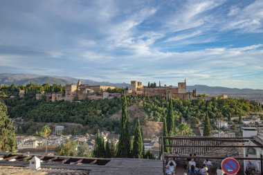 Granada, İspanya - 20 Ekim 2025: Mirador de San Nicolas, Granada, Endülüs 'ten Alhambra manzarası