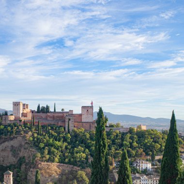 Granada, İspanya - 20 Ekim 2025: Mirador de San Nicolas, Granada, Endülüs 'ten Alhambra manzarası
