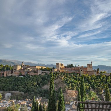 Granada, İspanya - 20 Ekim 2025: Mirador de San Nicolas, Granada, Endülüs 'ten Alhambra manzarası