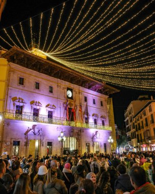 Palma de Mallorca, İspanya - 22 Kasım 2025: Palma belediye binasının üzerindeki Noel ışıkları