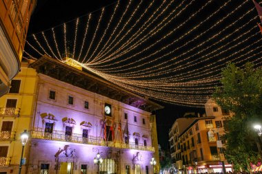 Palma de Mallorca, İspanya - 22 Kasım 2025: Palma belediye binasının üzerindeki Noel ışıkları