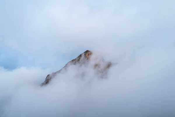 Montanha Pico Nas Nuvens Monte Pirâmide Negra Krasnaya Polyana Nevoeiro — Fotografia de Stock