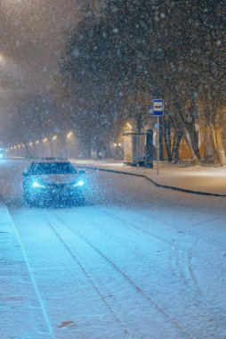 Moskova, Rusya - 15 Aralık 2020: Moskova 'da şiddetli kar yağışı. Otobüs durağı ve karda araba. MCD istasyonu 