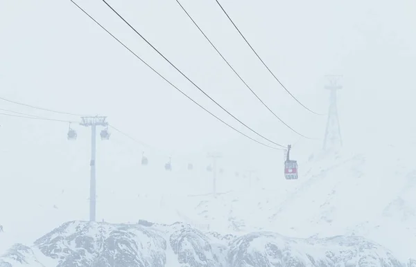 Terskol Kabardino Balkaria ロシア 2020年2月 エルブラス山のケーブルカー エルブラススキーリゾート スキーリフトのキャビン 雪の山 — ストック写真
