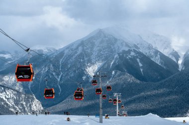 Rusya, Karachay-Çerkesya - Şubat 2021: Kuzey Kafkasya Resorts. Arkhyz kayak merkezinin kuzey yamacı. Kablolu araba. Kayak kaldırma. Kış dağları ve spor patikaları