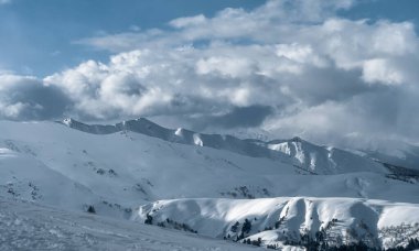 Kafkasya Dağları. Arkhyz kayak merkezinin kuzey yamacından bak. Bulutlardaki dağ arazisi. Kış dağı manzarası. Arkaplan, duvar kağıdı.