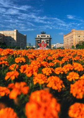 Rusya, Moskova - Haziran 2020: Kahraman Şehir Moskova. Zafer Parkı 'ndaki Zafer Takı. Kızıl yıldız. 9 Mayıs kutlamaları için şehrin dekorasyonu. Zafer Günü. Kadife bir yatak..
