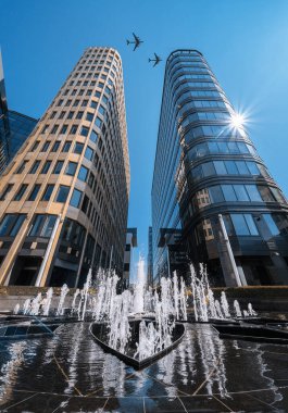 MOSCOW, RUSSIA - 20 Haziran 2020: Büyük Vatanseverlik Savaşı 'ndaki zaferin yıldönümü şerefine geçit töreninin bir parçası. Uçak. Beyaz Meydan Belorusskaya metro istasyonunda. 9 Mayıs.