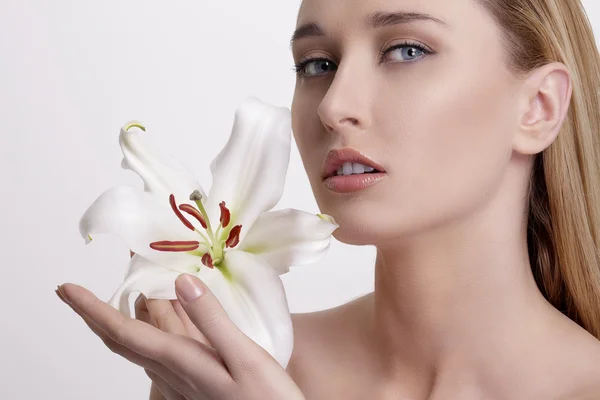 Beauty blonde jonge vrouw met een verse bloemen op wit — Stockfoto