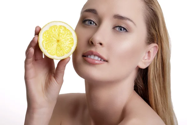 新鮮なレモンを示す若い幸せな女 — ストック写真