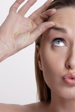 Güzel model cilt tedavisi uygulayarak closeup 