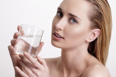 genç güzel kadın üzerinde beyaz taze su içme