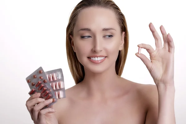 Hermosa chica mostrando muchos medicamentos diferentes —  Fotos de Stock