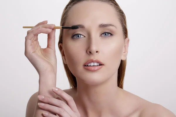 Primer plano hermosa mujer con herramienta de cepillo de cejas — Foto de Stock