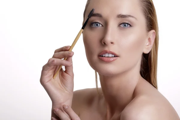 Nahaufnahme schöne Frau mit Augenbrauenbürste Werkzeug — Stockfoto