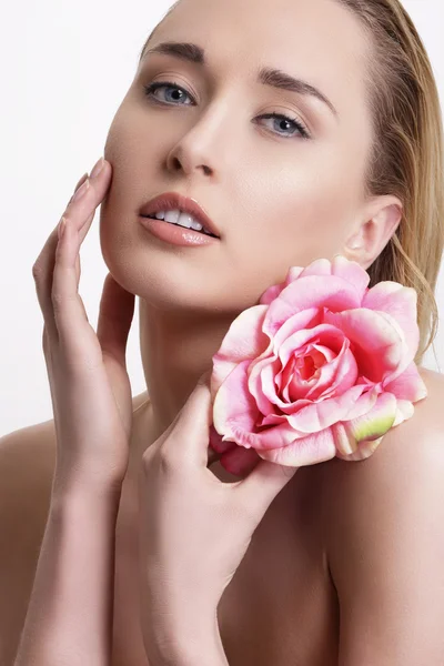 화이트에 신선한 꽃을 보여주는 아름다움 금발의 젊은 여자 — 스톡 사진