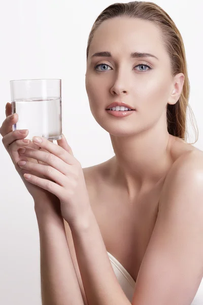 Joven hermosa mujer bebiendo agua dulce en blanco —  Fotos de Stock