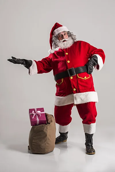 性格开朗有趣传统圣诞老人 — 图库照片