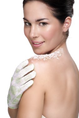 Güzel ve genç birbayan fırçalayın tedavi cilt üzerinde uygulama 