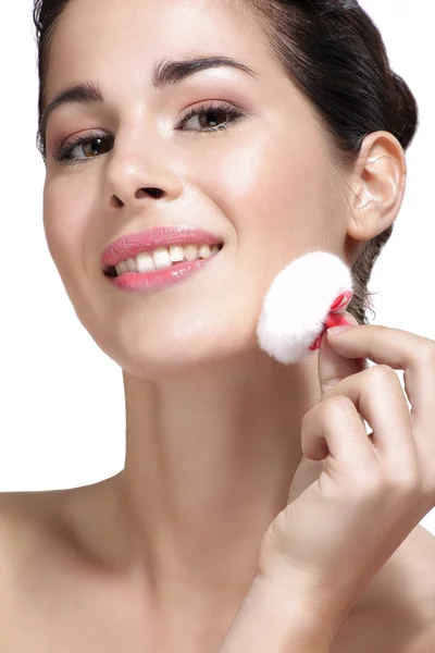 Beautiful young woman applying powder foundation — Stock Photo, Image