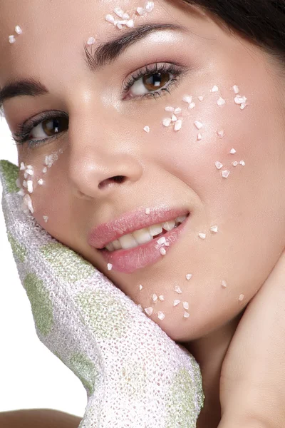 Hermosa mujer joven aplicando tratamiento de exfoliación en la piel —  Fotos de Stock
